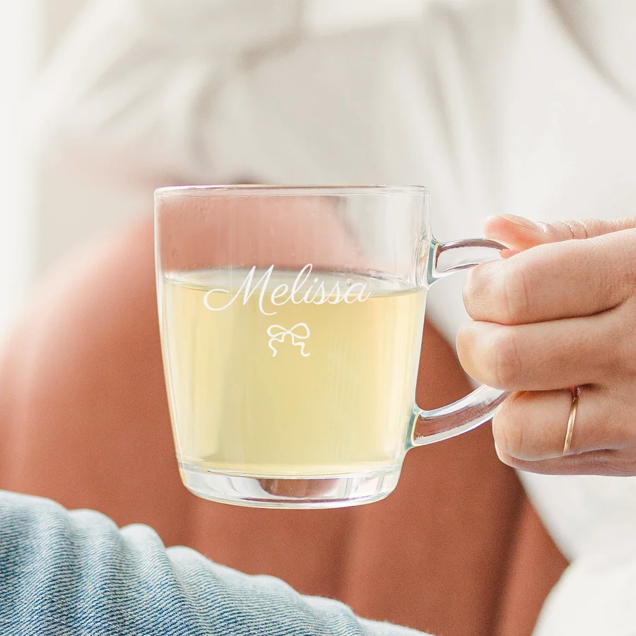 Drinkwaren opkikkertje afbeelding van een theemok met de mogelijkheid om hem te personaliseren; een gepersonaliseerd opkikkertje.